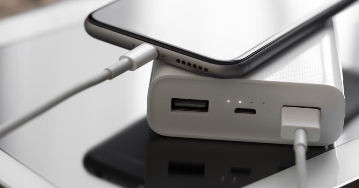 Powerbanki świetnie sprawdzają się, szczególnie w podróży. fot. Shutterstock.com