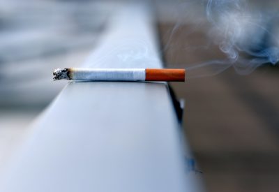 Pułapki, które czyhają na osoby, które chcą rzucić palenie. Jak ich uniknąć?