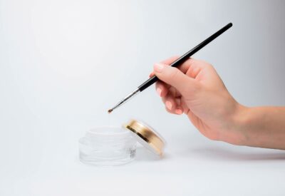Manicure hybrydowy, który zachwyca? Poznaj efektowne pyłki do paznokci
