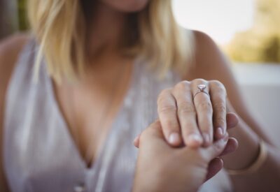 Na co zwrócić uwagę przy zakupie pierścionka dla ukochanej?