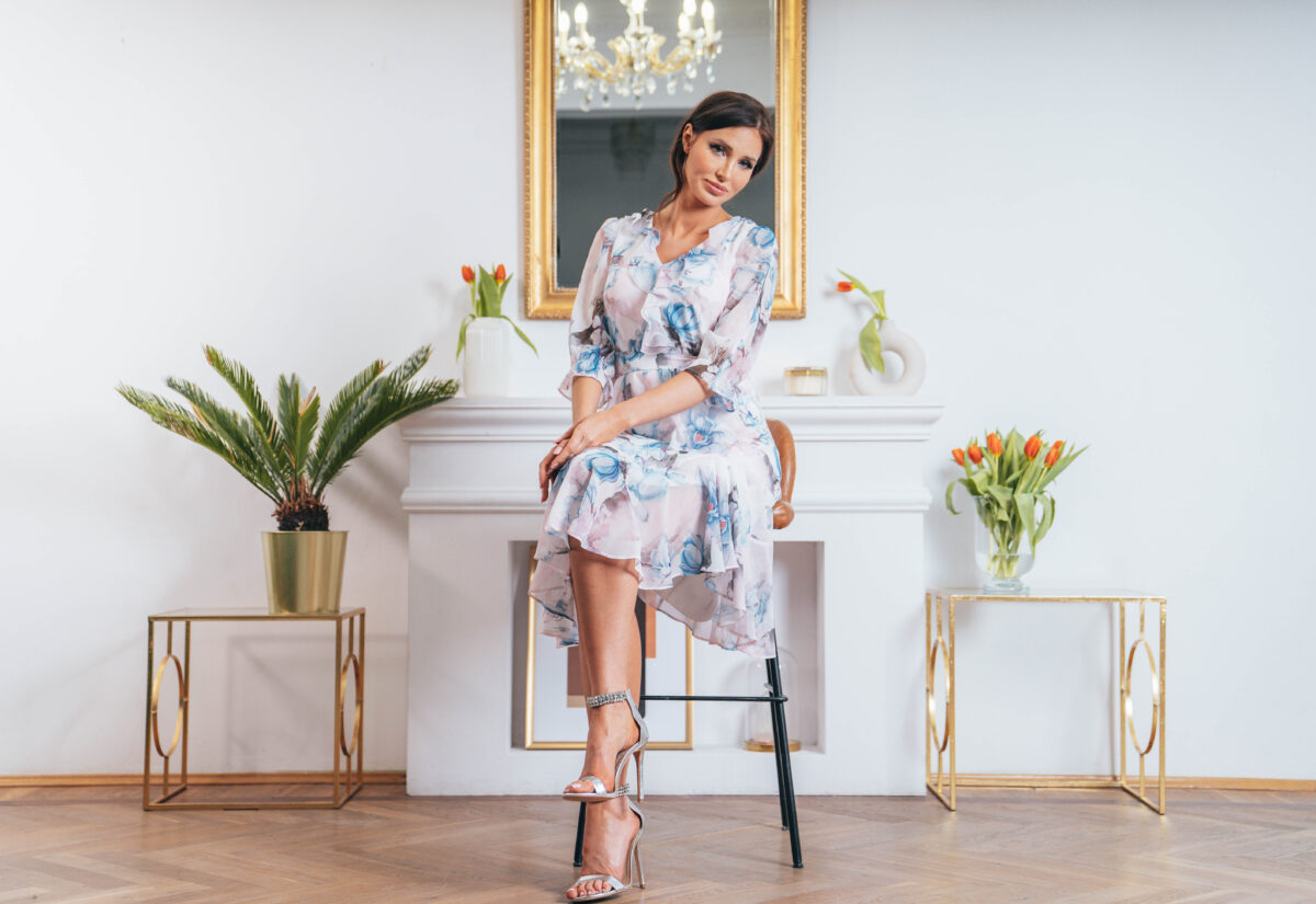 Eleganckie sukienki damskie – stwórz modny look do pracy