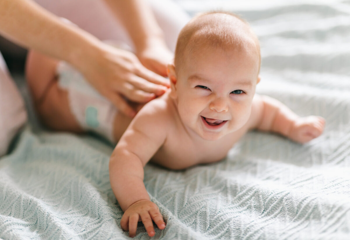 Co należy wiedzieć o masażu antykolkowym niemowlęcia?