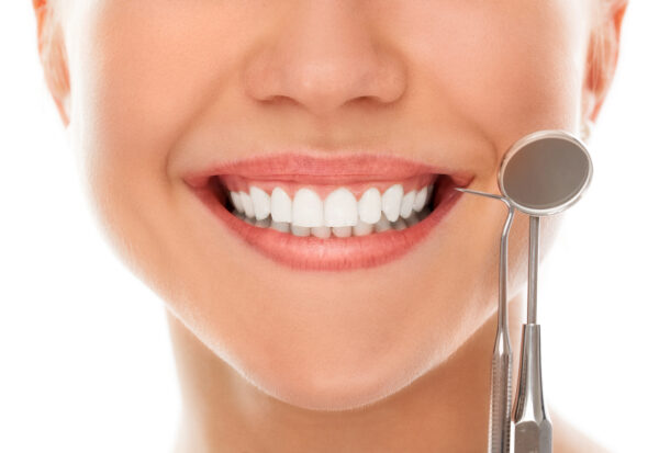 Implanty zębowe - czym są? Jaka jest ich żywotność?