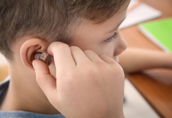 Moje dziecko jest użytkownikiem implantu słuchowego
