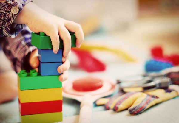 Czym są zabawki sensoryczne i jak z nich korzystać?