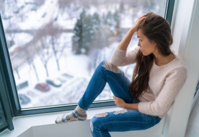 Depresja sezonowa: jak poradzić sobie w sezonie jesienno-zimowym?