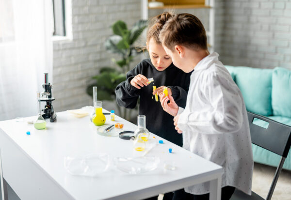 Nauka chemii dla dzieci – od zabawy do nauki. 5 eksperymentów, które możesz wypróbować w domu!