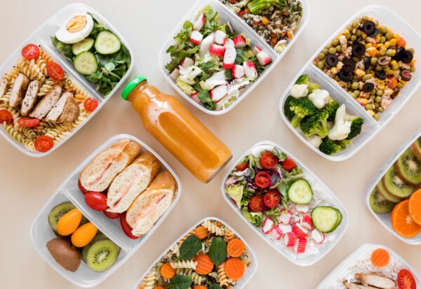 Dieta pudełkowa a problemy z trawieniem – czy catering pomoże przywrócić równowagę w układzie pokarmowym?
