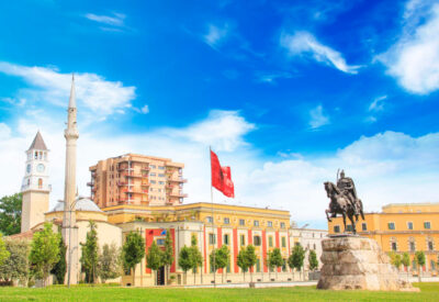 Zwiedzanie zabytkowych miejsc Tirany: Historia ożywa