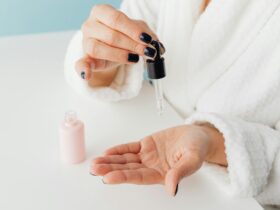 Zmęczona i poszarzała cera? Jak działa serum z witaminami i dlaczego warto włączyć je do porannej rutyny?